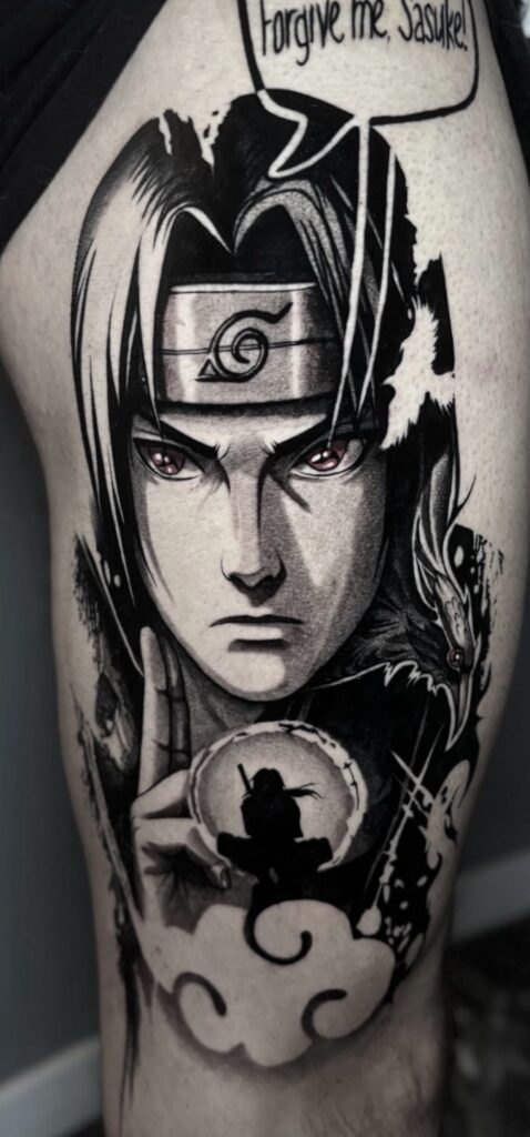 Een krachtige anime-tattoo van Itachi Uchiha uit Naruto op een been. De tattoo is uitgevoerd in black and grey met opvallende rode accenten in de Sharingan-ogen. Het ontwerp bevat iconische elementen zoals de Akatsuki-wolk, raven en de tekst Forgive me, Sasuke. Vakmanschap van Dante (Dante Ink) tijdens de Sint-Niklaas Tattoo Expo.