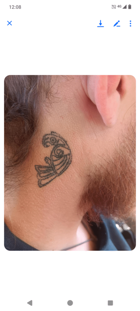 Een detailopname van een handpoked tattoo in Noorse stijl op de zijkant van de hals. Het ontwerp stelt een gestileerde vogel voor met krullende patronen in zwarte inkt. Gezet door Wim Geysen op de Sint-Niklaas Tattoo Expo.