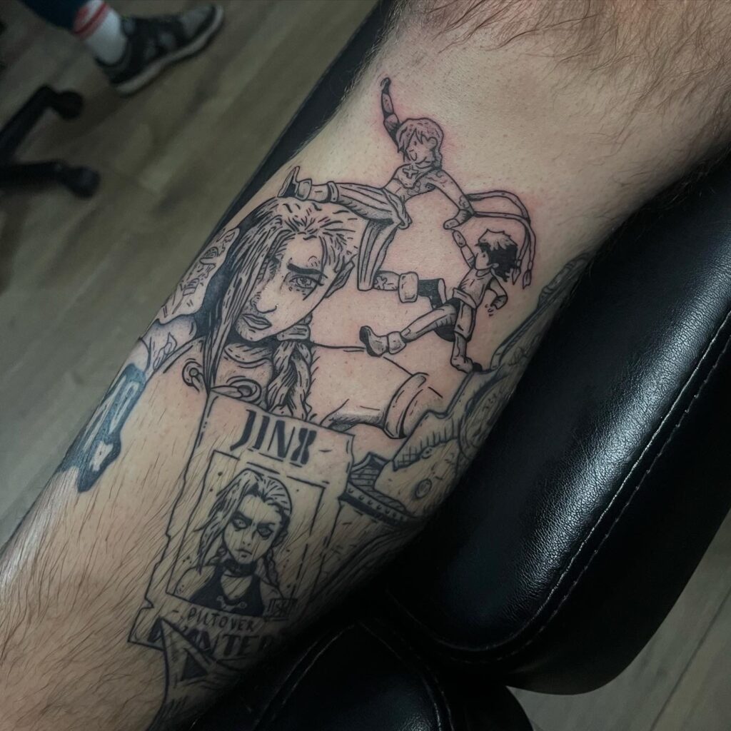 Een gedetailleerde blackwork tattoo op een been geïnspireerd op de serie Arcane. De compositie bevat een portret van Jinx, een wanted-poster en illustratieve scènes in een dynamische anime-stijl. Gezet door Amber van Vortex Tattoo op de Sint-Niklaas Tattoo Expo.