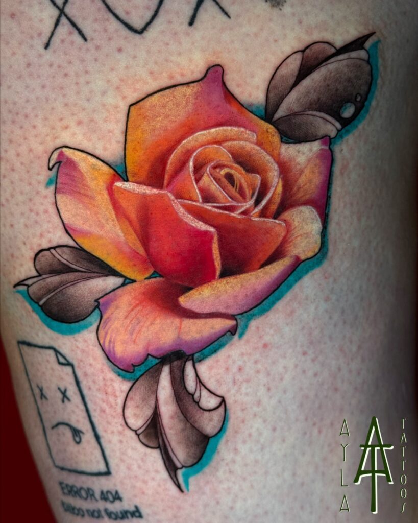 Een gedetailleerde tattoo van een roos in warme oranje en rode tinten, die bijna lijkt te gloeien op de huid. De roos is omlijst door donkere, gestileerde bladeren en een subtiele blauwe gloed die voor extra diepte zorgt. Werk van Ayla (Ayla Tattoos) op de Sint-Niklaas Tattoo Expo.