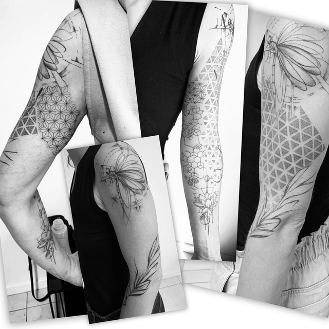 Een compositie van foto's die een volledige arm-sleeve laten zien. De sleeve combineert diverse complexe geometrische patronen zoals de Flower of Life en hexagonale structuren met een gedetailleerde lotusbloem onderaan de arm en een libel bovenaan. Gezet door Kaly van Tattoo Kaly op de Sint-Niklaas Tattoo Expo.