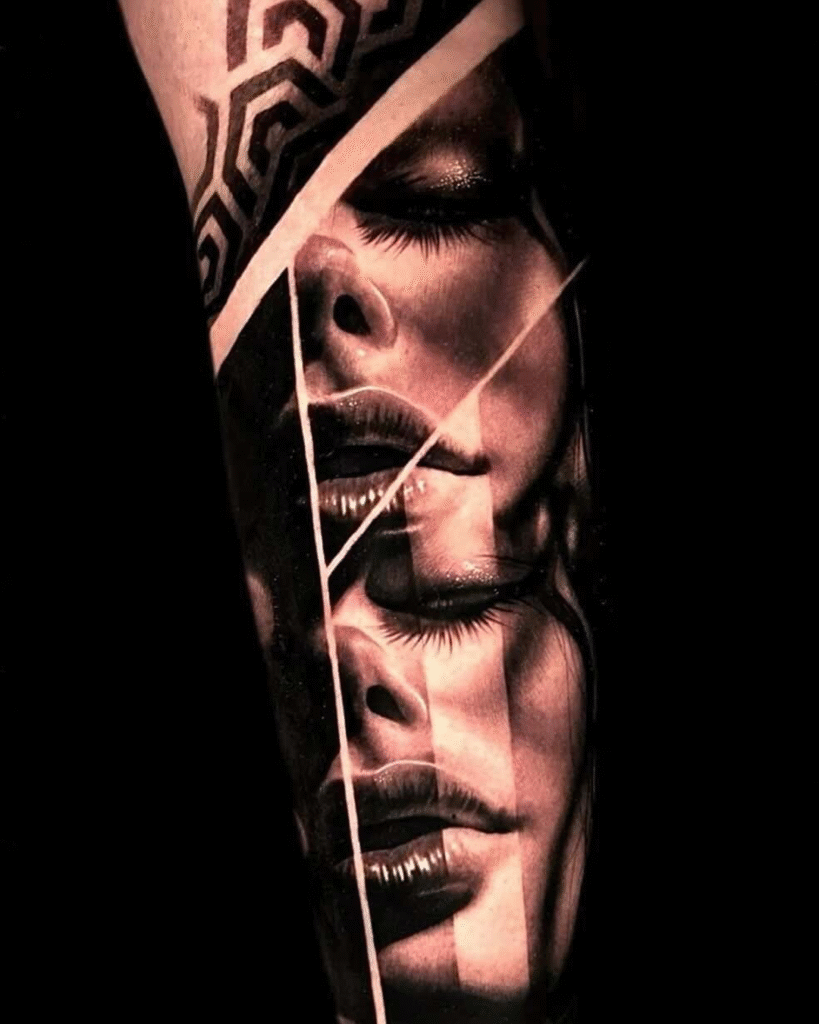 Een artistieke tattoo op een arm die een vrouwelijk gezicht weergeeft in een versnipperde compositie. De lippen en ogen zijn herhaald en verschoven ten opzichte van elkaar, omlijst door abstracte grafische vormen en een geometrisch patroon bovenaan. Vakmanschap van Nikki Van Trappen tijdens de Sint-Niklaas Tattoo Expo.