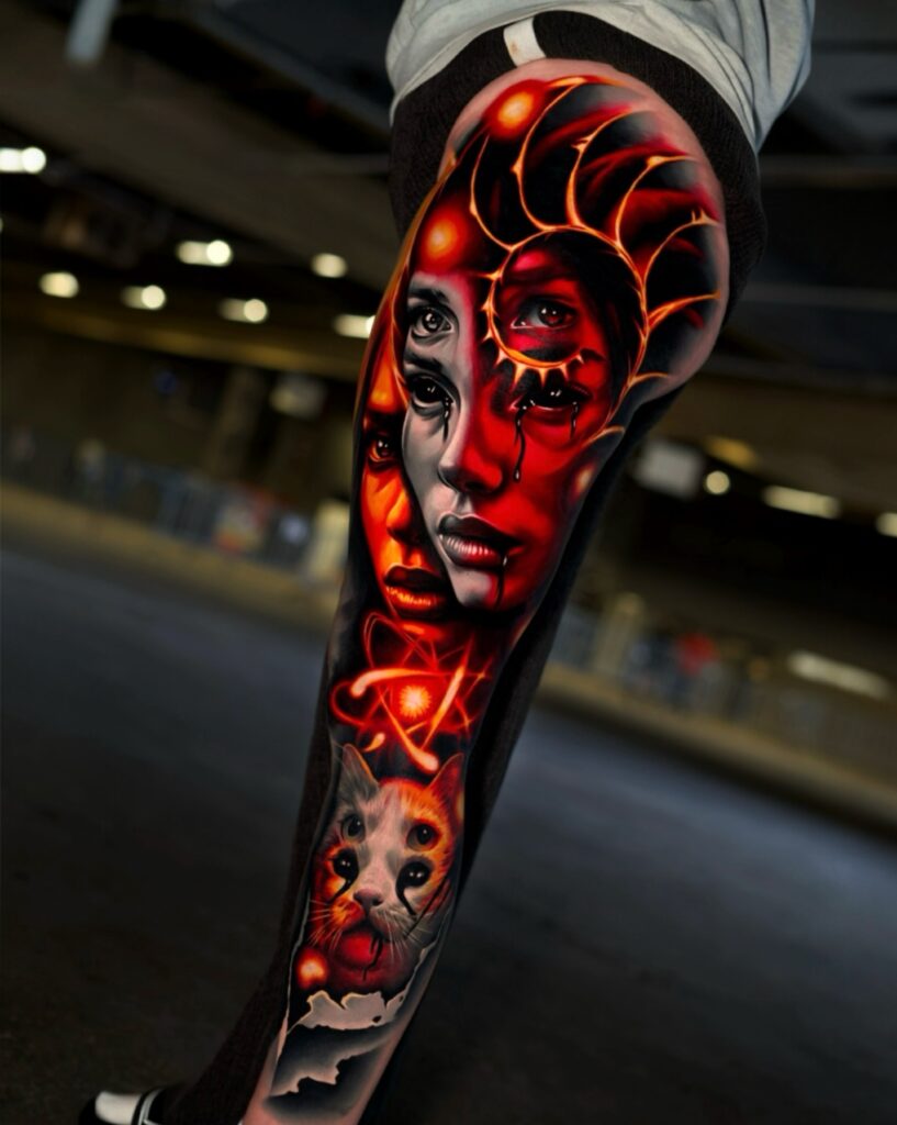 Een volledige leg-sleeve in een duistere, surrealistische stijl met een intens kleurenpalet van rood, oranje en zwart. De tattoo toont meerdere vervormde gezichten en onderaan een kat met vier ogen, verweven met abstracte lichteffecten en organische vormen. Gezet door Kamil Jaster op de Sint-Niklaas Tattoo Expo.