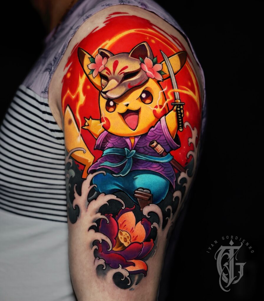 Een unieke en kleurrijke mash-up tattoo op een schouder. Pikachu is afgebeeld als een samoerai, compleet met een paarse kimono, een zwaard en een traditioneel vos-masker (Kitsune) op zijn hoofd. De achtergrond bestaat uit een felle rode zon en gestileerde Japanse golven met een lotusbloem. Gezet door Ivan Gordienko tijdens de Sint-Niklaas Tattoo Expo.